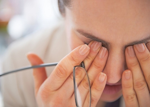 Người bị khô mắt kéo dài nên gặp bác sĩ để giảm bớt các biến chứng