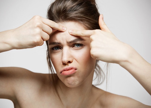 Không nên tự ý nặn mụn ẩn tại nhà