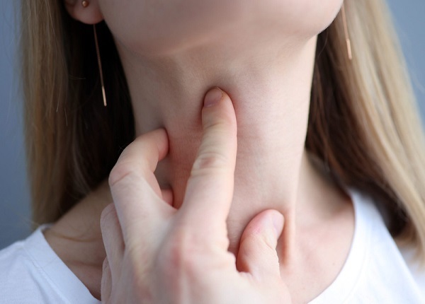 Nhân xơ tuyến giáp khiến cổ phình to, mất cân đối