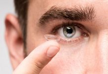 Sử dụng lens sai cách có thể gây ra tình trạng nhiễm trùng mắt