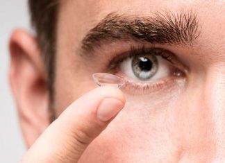 Sử dụng lens sai cách có thể gây ra tình trạng nhiễm trùng mắt