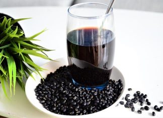Nước đậu đen không chỉ có khả năng giải độc mà còn hỗ trợ cải thiện chức năng của thận