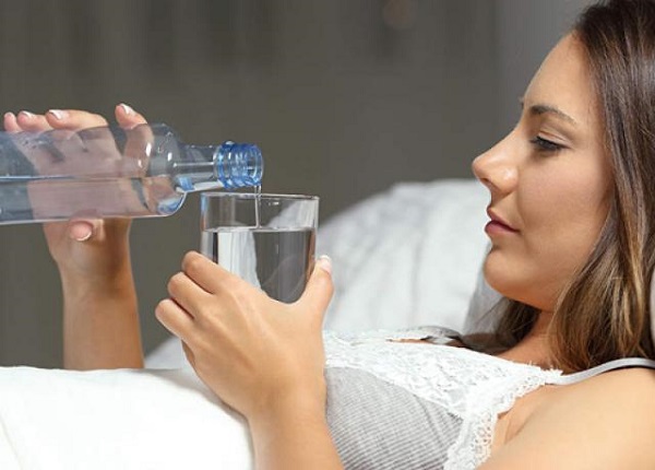 Lười uống nước có thể là nguyên nhân gây sỏi tiết niệu